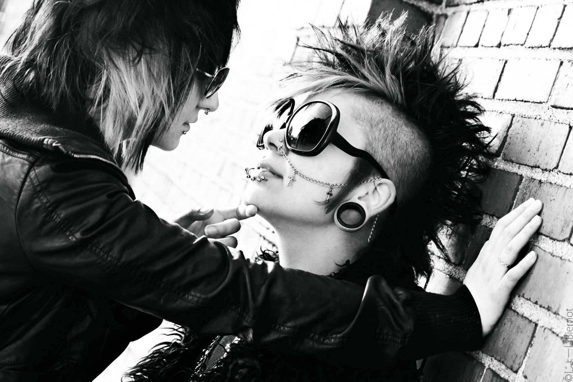 chica punk estilo túnel piercing gafas anillo metal mohawk cruz beso subcultura