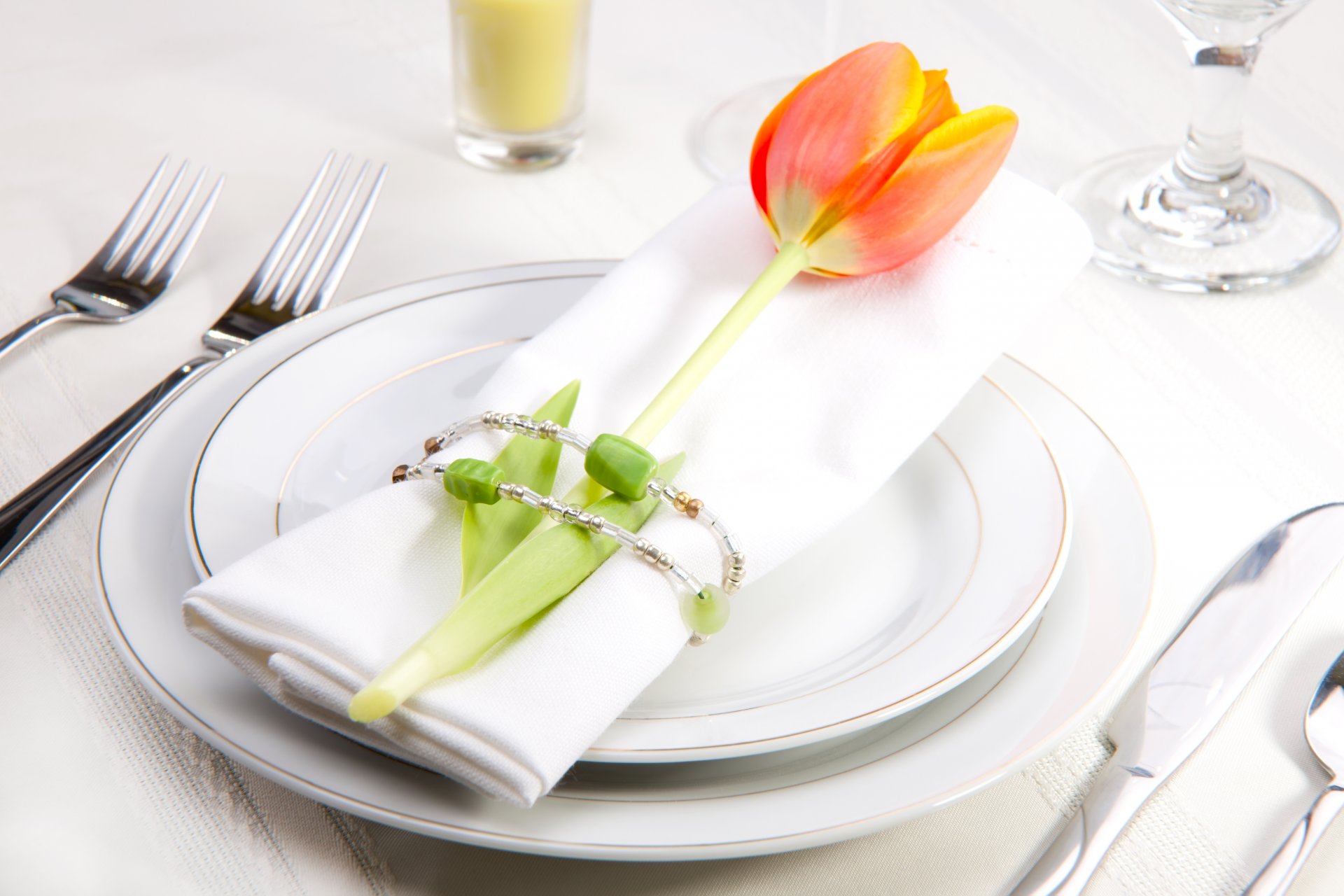 servir assiette couverts serviette fleur tulipe