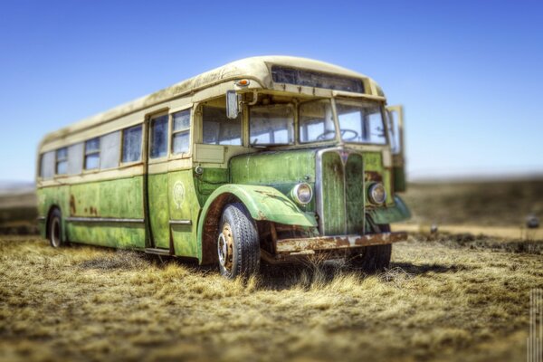 L autobus rotto si fonde armoniosamente con lo sfondo del campo