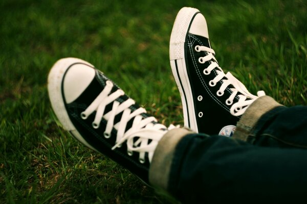 Imagen de pies en Zapatillas de deporte en la hierba