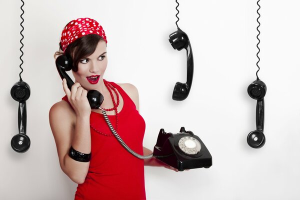 Ragazza con il telefono. Stile vintage