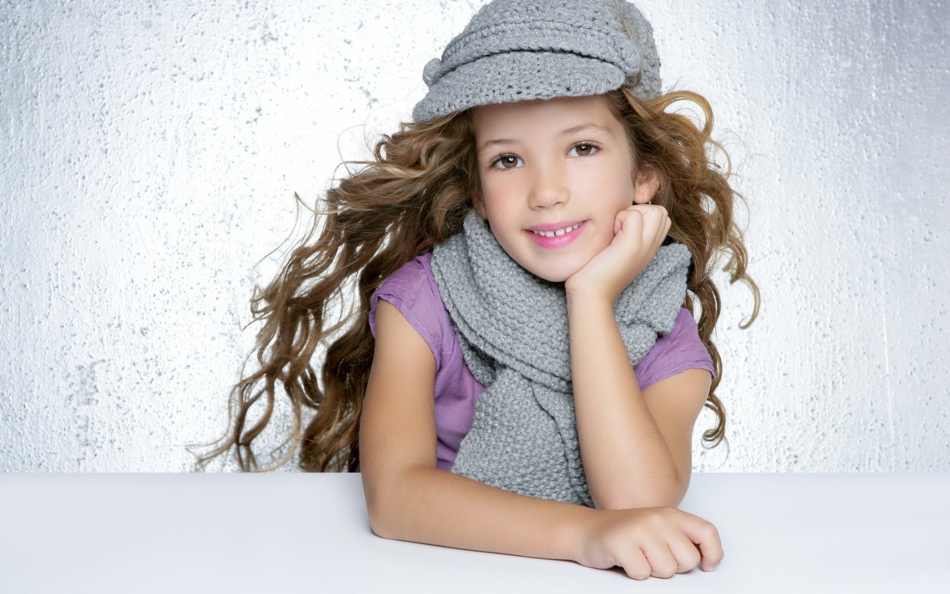 fille chapeau casquette écharpe sourire boucles