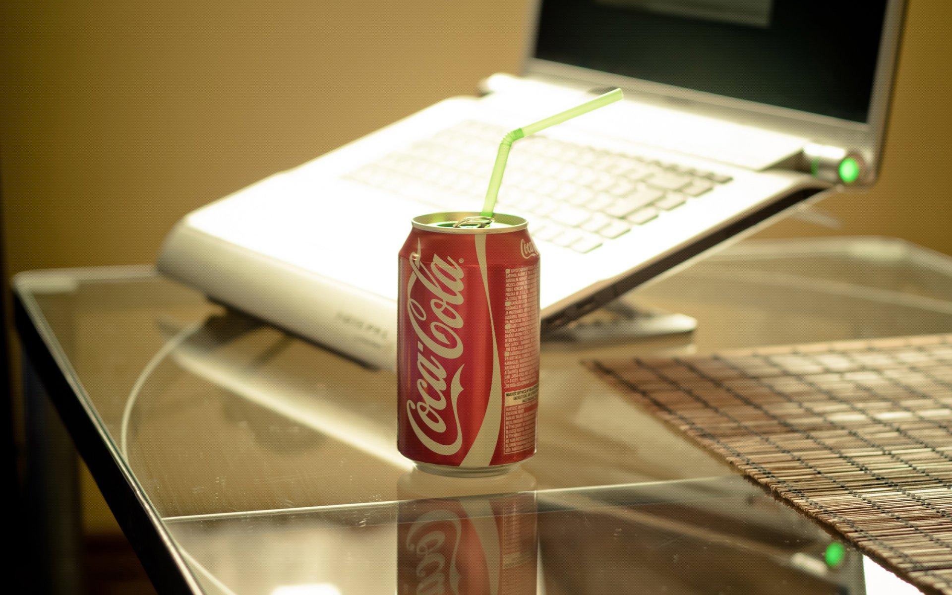 stil coca-cola trinken tisch stell laptop