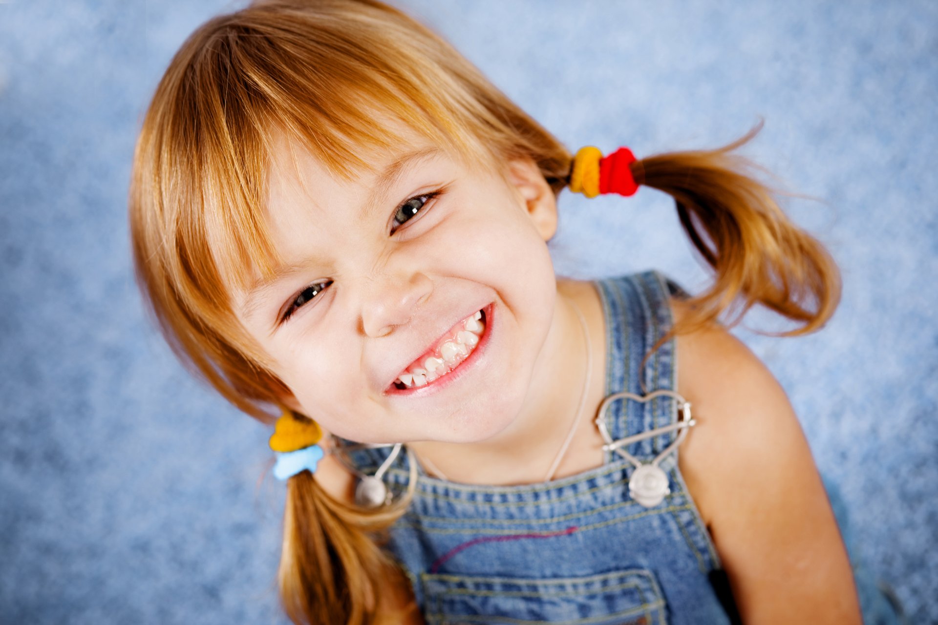 stilvolle mädchen mit schlechten zähnen lächelnd glück kind kindheit stilvolle mädchen schlechte zähne kinder