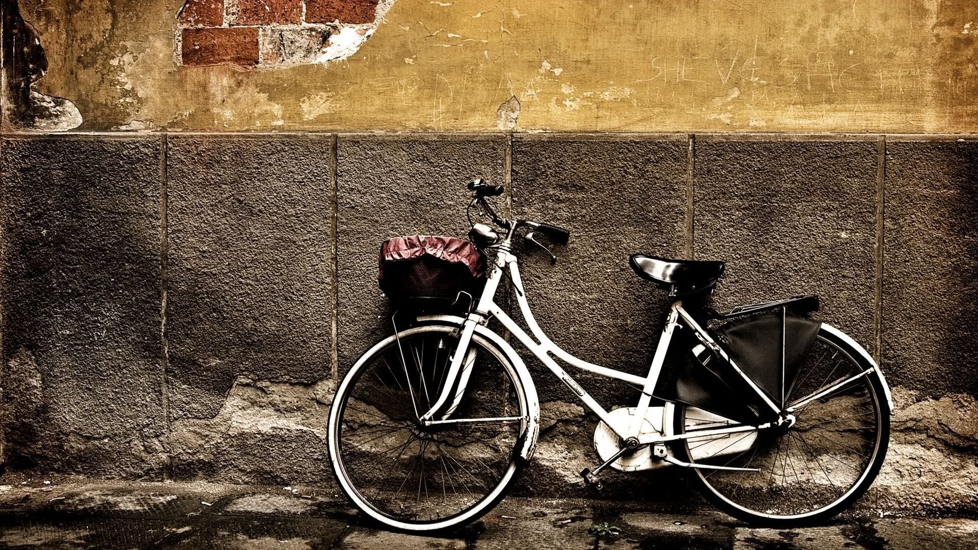 pared ladrillos bicicleta arañazos