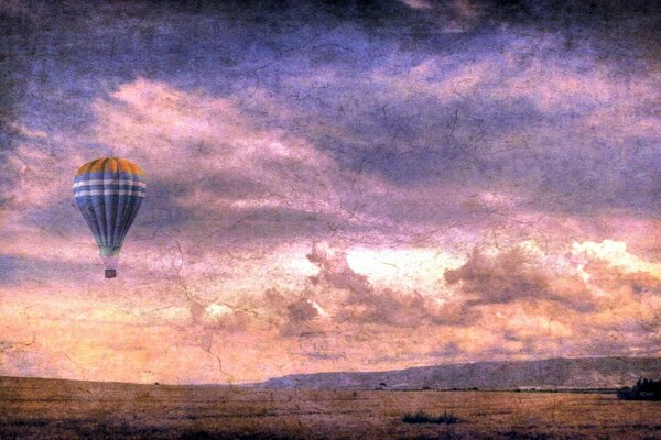 Ballon dans le ciel du soir, plage de la mer