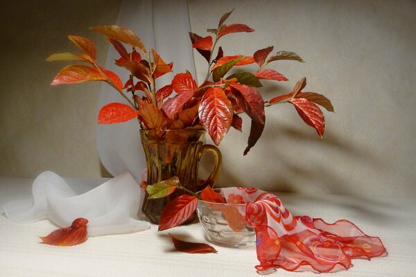 Stillleben Vase mit Blättern. Im Herbst