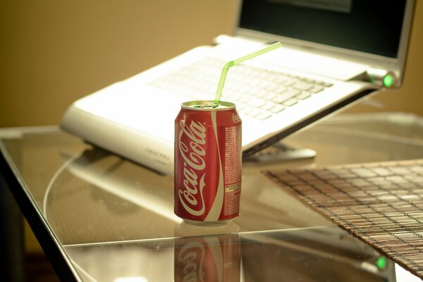 Coca Cola auf Laptop-Hintergrund