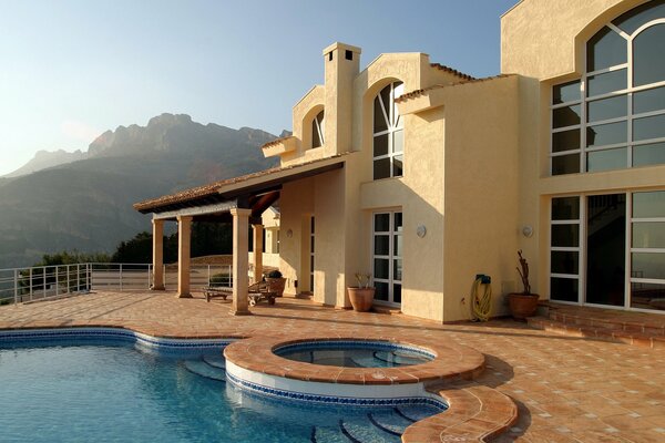 Casa con piscina en las montañas