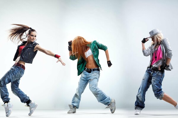 Trois filles dansent hip-hop