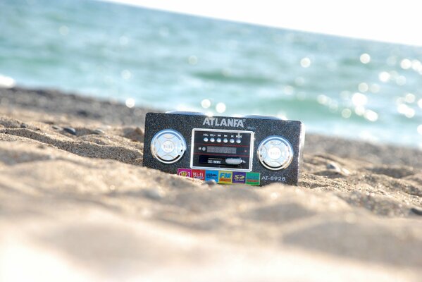 Radio dans le sable au bord de la mer