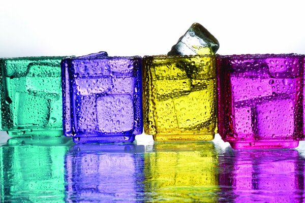 Gouttes de glace multicolore de l eau