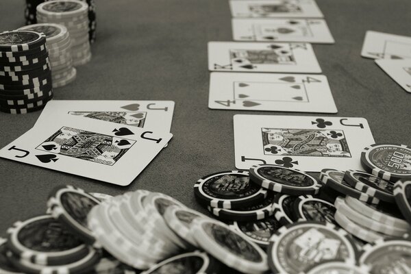 Photo en noir et blanc. Cartes sur la table