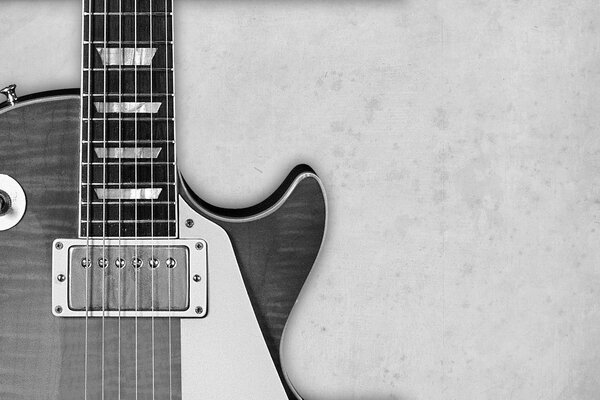 Elegante guitarra eléctrica sobre fondo blanco y negro