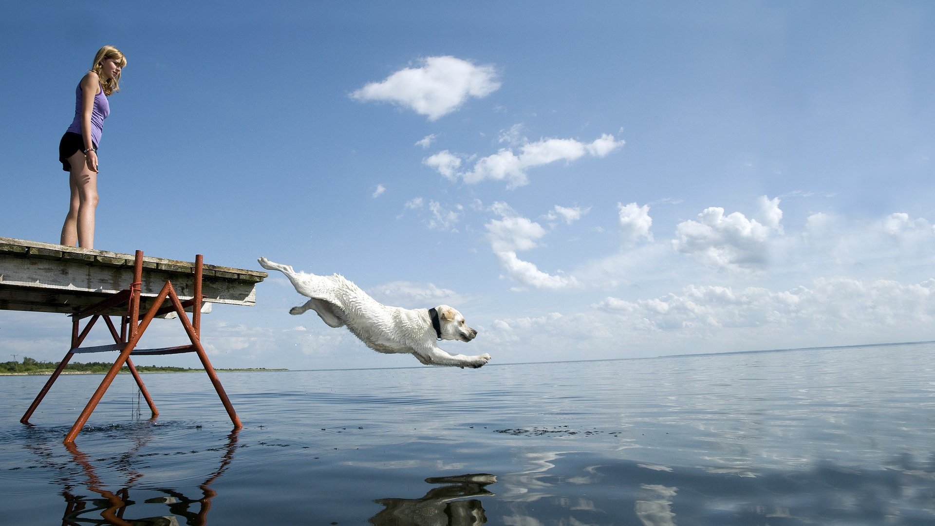 chica muelle agua salto blanco horizonte cielo
