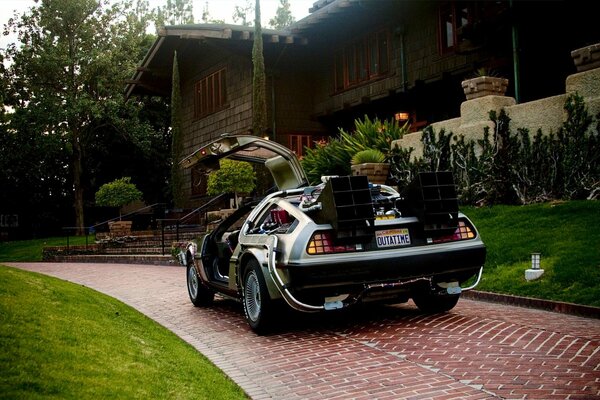 Macchina DeLorean dmc-12 con porta aperta