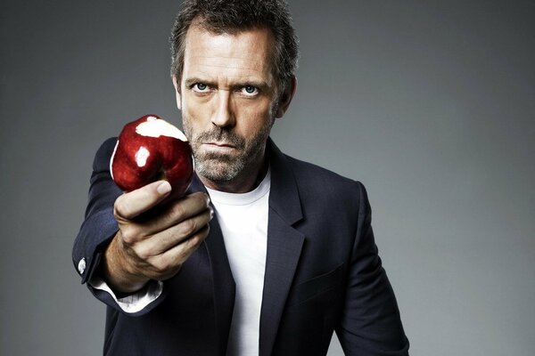 Séance photo de Hugh Laurie avec une pomme