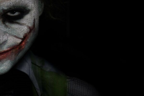 Joker sorride hard-core su sfondo nero