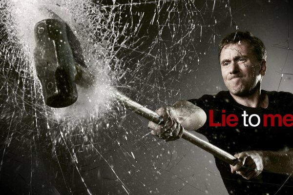 Die Serie lie to me. Tim Roth zerschlägt das Glas mit einem Hammer