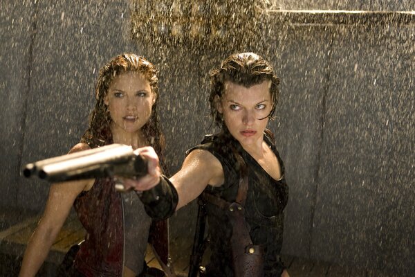 Milla Jovovich y Eli Larter bajo la lluvia