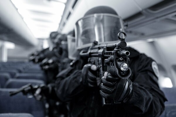 Ataque de las fuerzas especiales en un metro