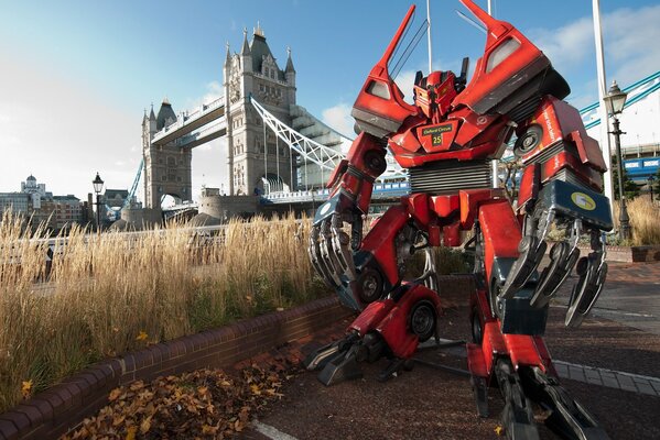 Most Londyński nad Tamizą, Transformer Cię obserwuje