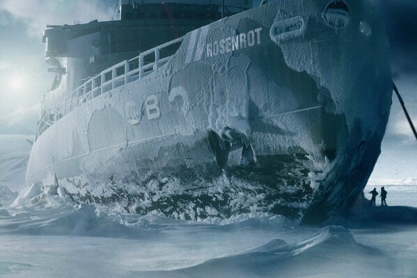 Nave rosenrot nel ghiaccio vicino a due persone