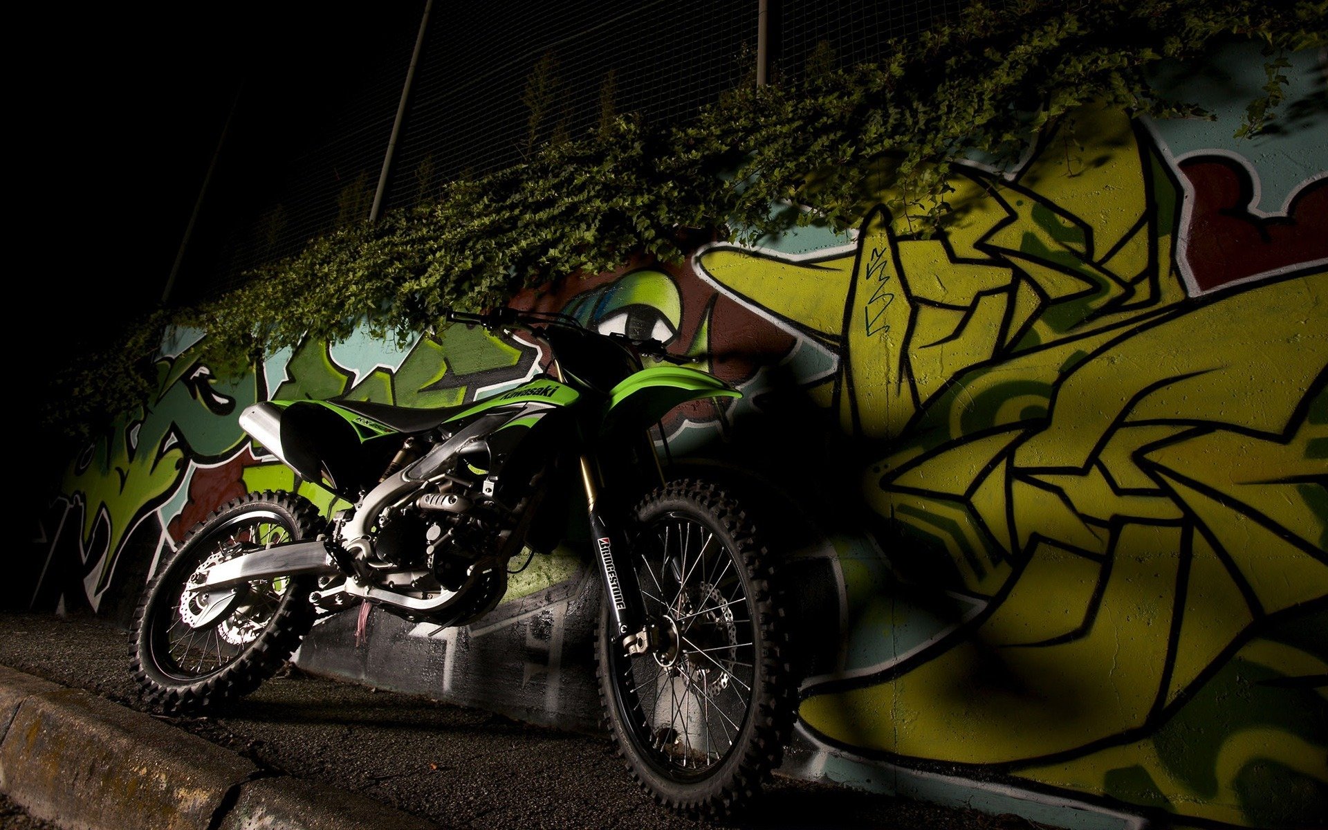 motorrad kawasaki graffiti nacht