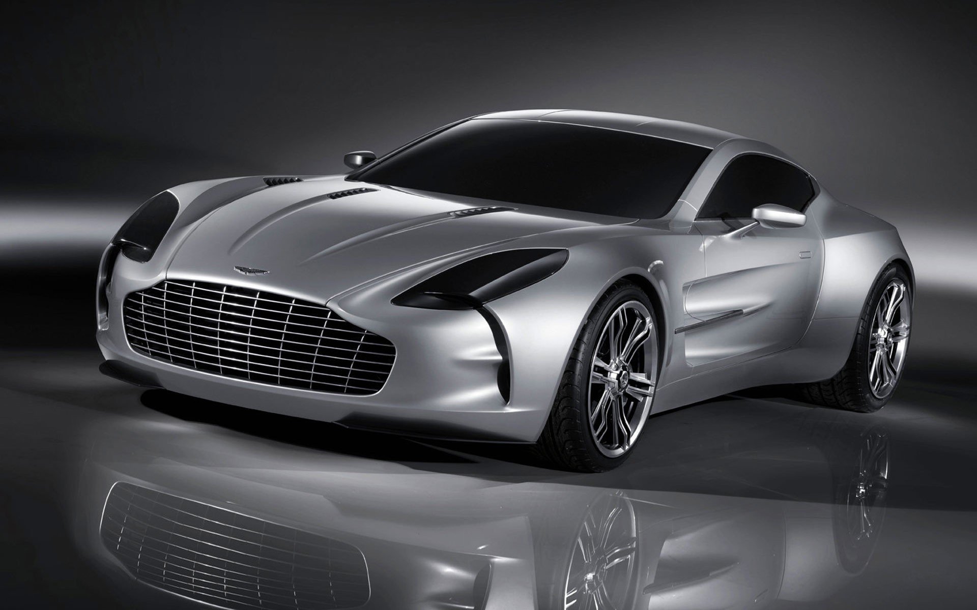 aston martin ein 77 silber reflexion