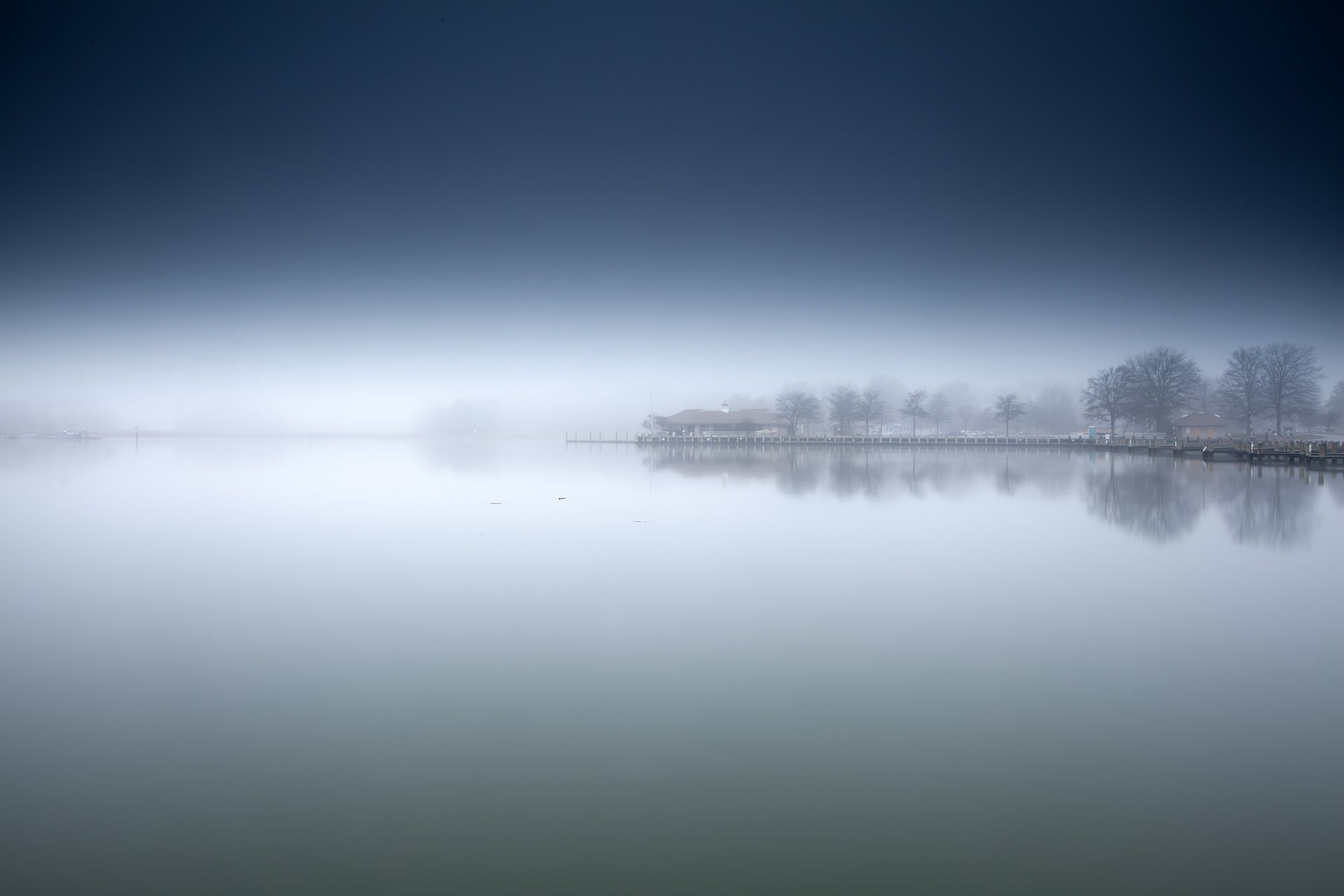 mattina nebbia riva lago sfondo abbagliamento gradiente