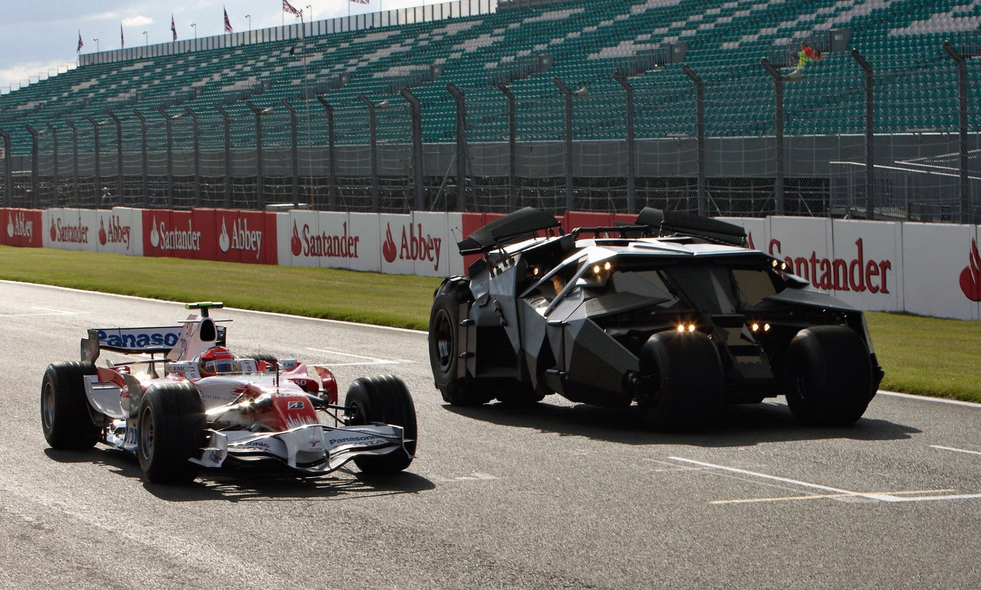 toyota f1 coche con etiquetar batimóvil el caballero oscuro película en silverstone