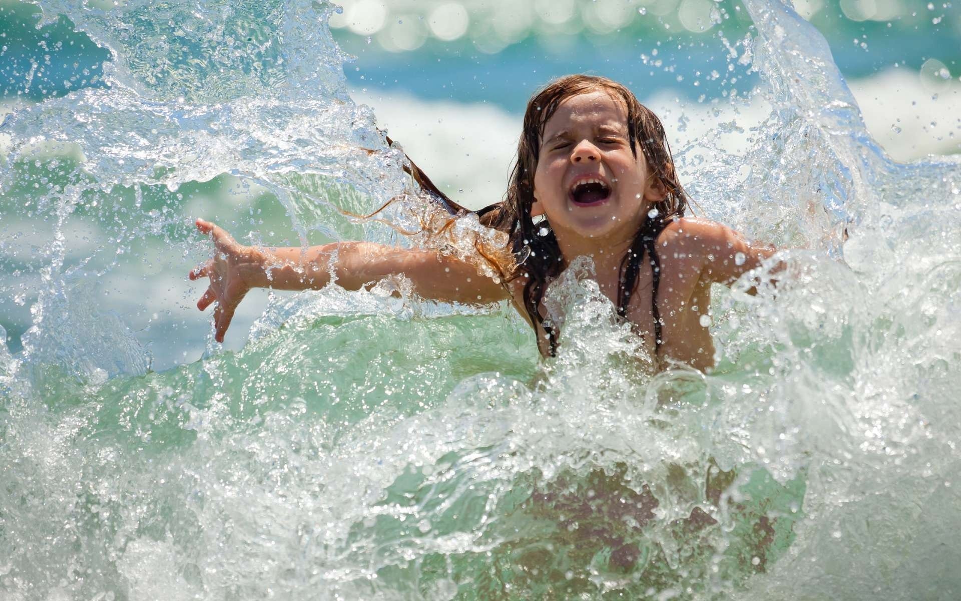 mädchen kind meer baden freude