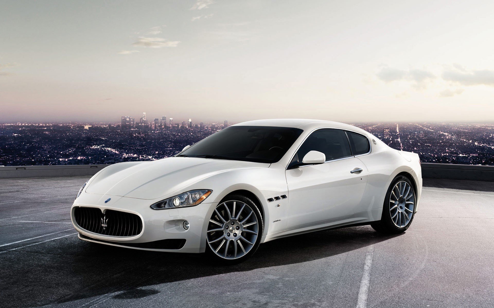 maserati granturismo de blanco ciudad