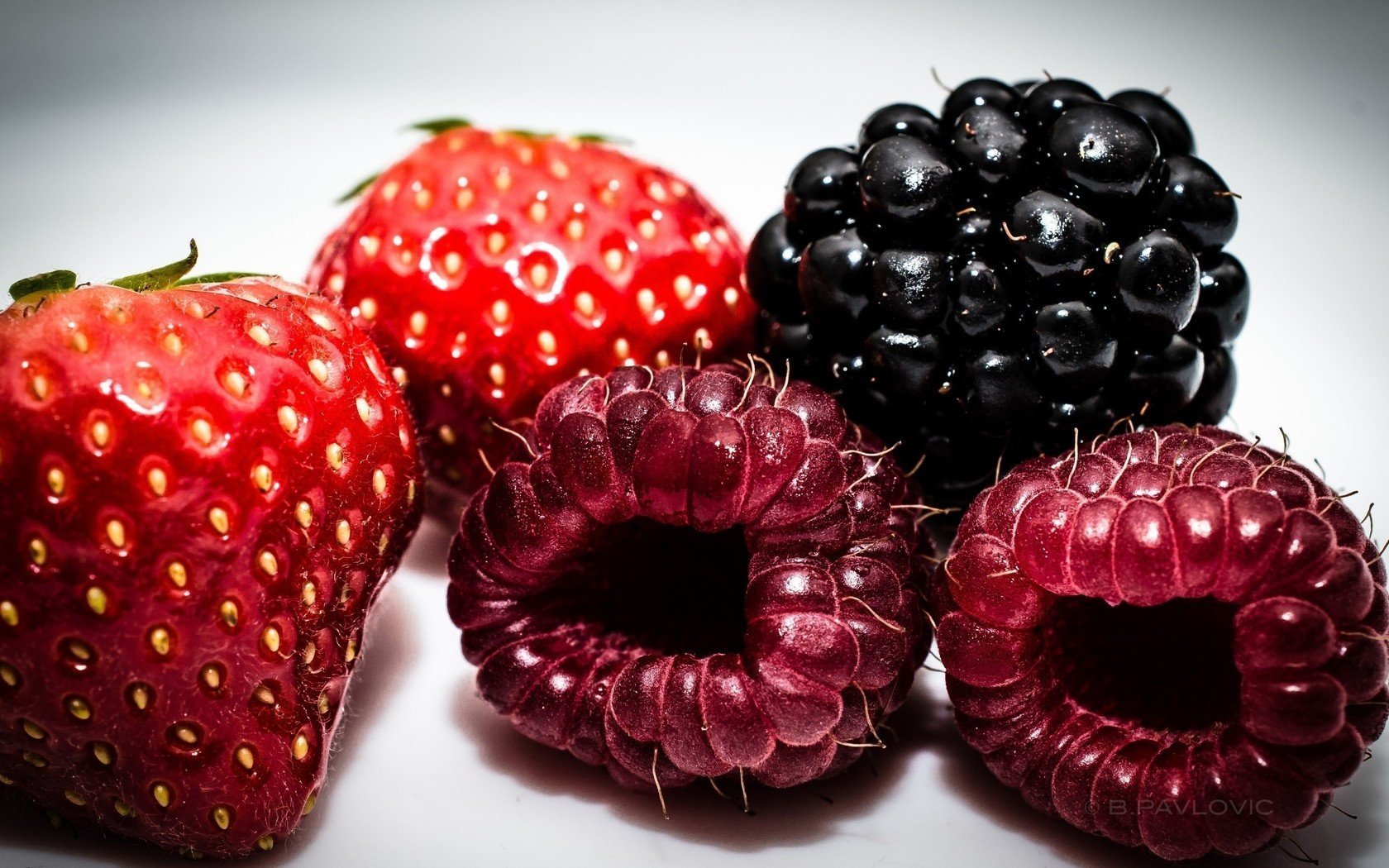 fraise fruits gros plan framboises mûres baies