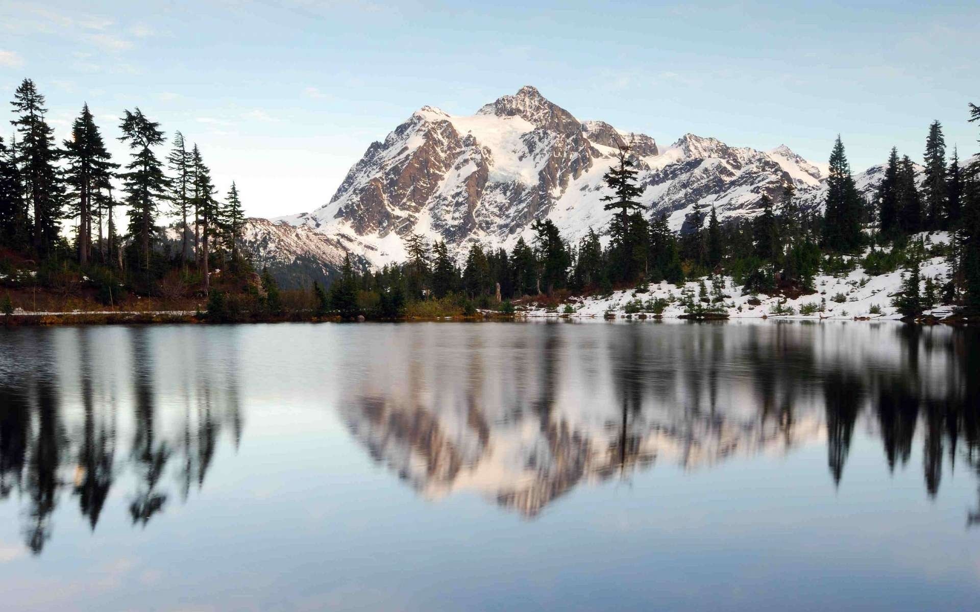 paisaje montañas lago