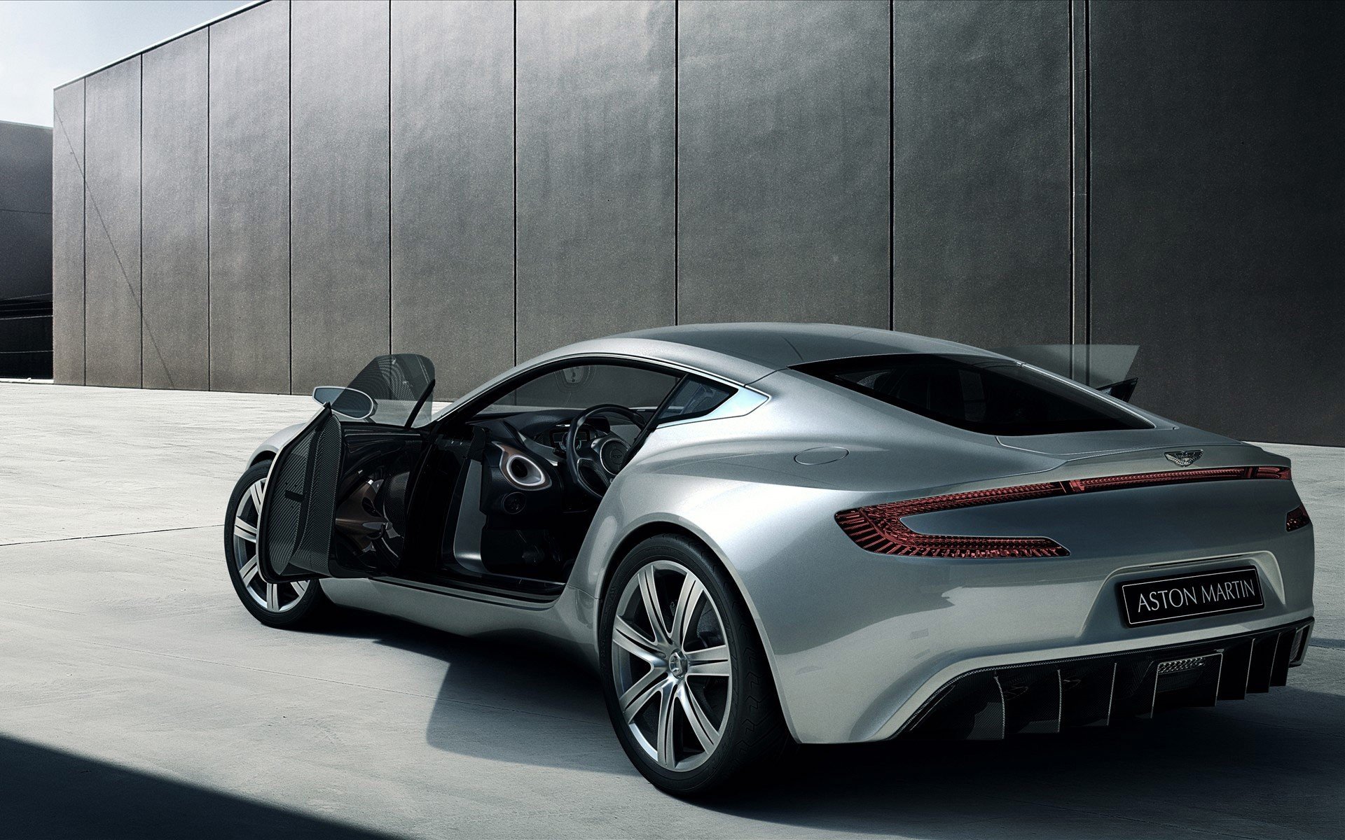 aston martin one77 серебро