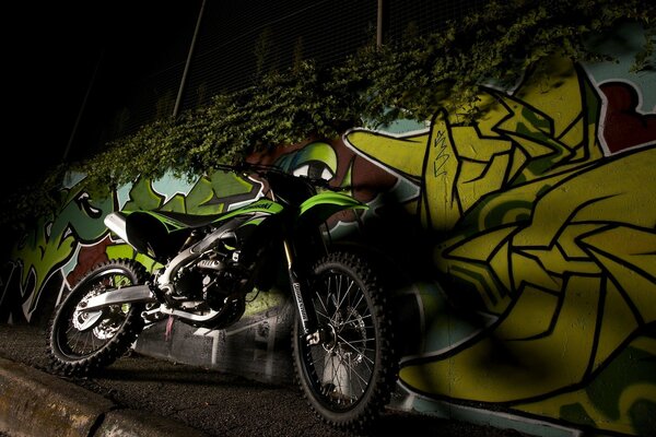 Kawasaki na tle graffiti w nocy