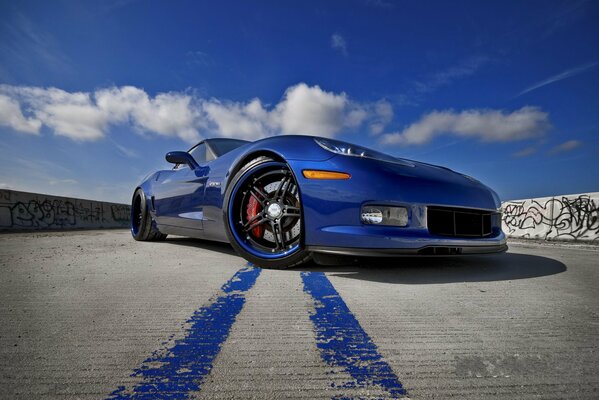 Chevrolet Z06 blu contro il cielo