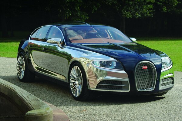 Bugatti cromato sul prato con buona riflessione