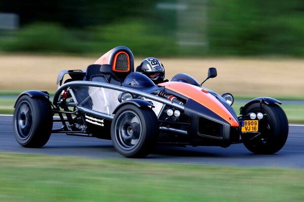 Coche deportivo en la pista