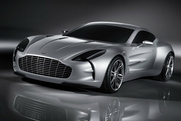 Le légendaire Aston Martin argenté se reflète dans le sol en miroir