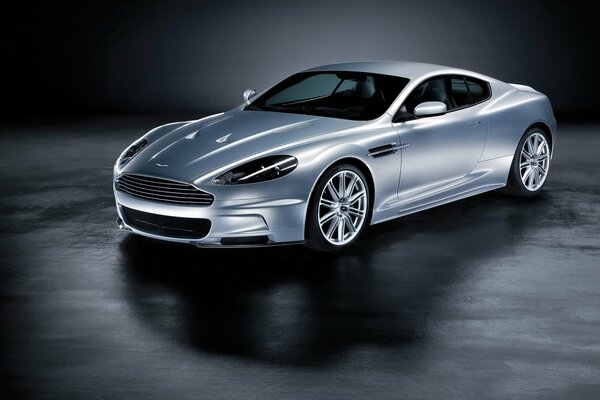 Silber schimmernder Aston Martin