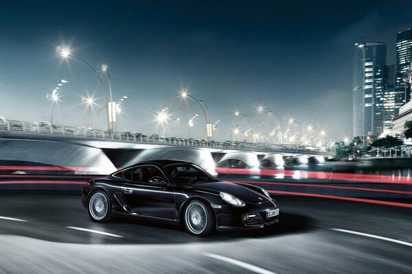 Un Porsche negro recorre la ciudad de la noche