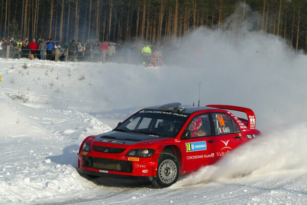 Winter-Rallye mit einem hochwertigen Auto