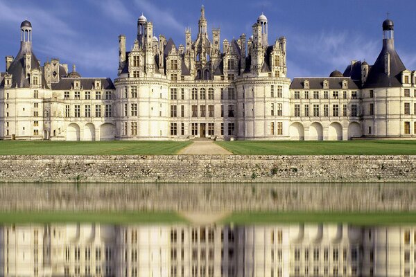 Beau château blanc reflété dans l eau