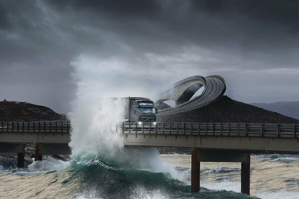 Hermosa foto de un camión en un paso elevado con olas