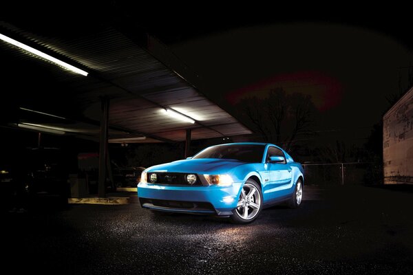 Ford Mustang bleu dans le garage