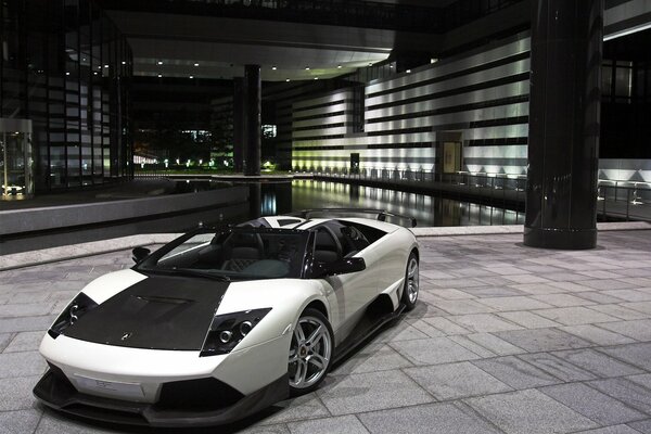 Lamborghini surercar grigio di notte