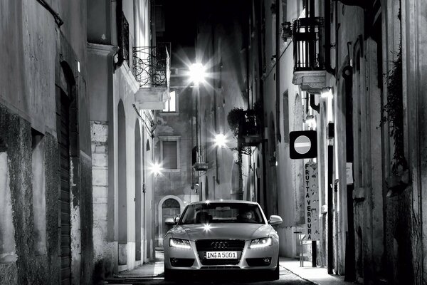 Voiture sur le fond de la rue de nuit