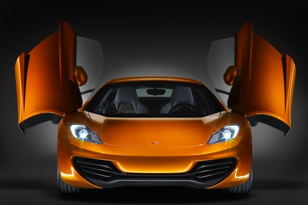 McLaren mp4-12C en color naranja